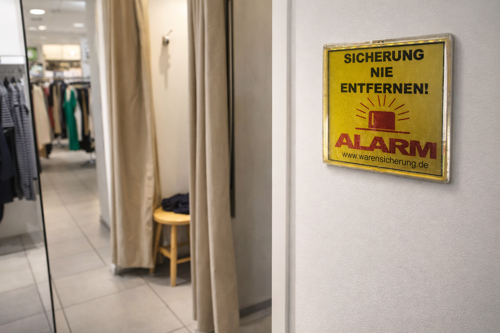 Blinkende Alarm-Attrappe für Umkleidekabinen und Verkaufsflächen | Diebstahlschutz Warnsignal Solarbetrieben